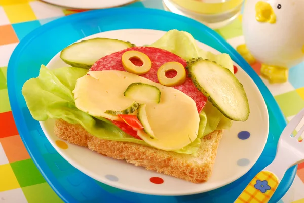 Веселий бутерброд з цуценям для дитини — стокове фото
