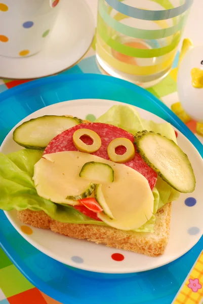 Веселий бутерброд з цуценям для дитини — стокове фото
