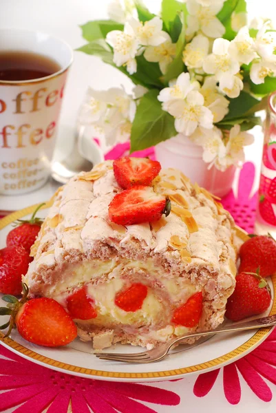 Maräng Rulltårta med jordgubbar och mandel — Stockfoto