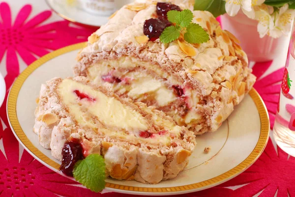 Maräng Rulltårta med körsbär och mandel — Stockfoto