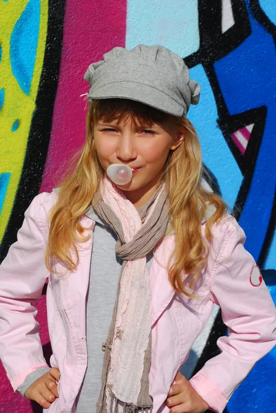 Ung flicka med tuggummi ballong — Stockfoto