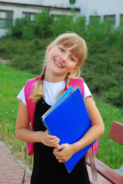 Счастливая школьница — стоковое фото
