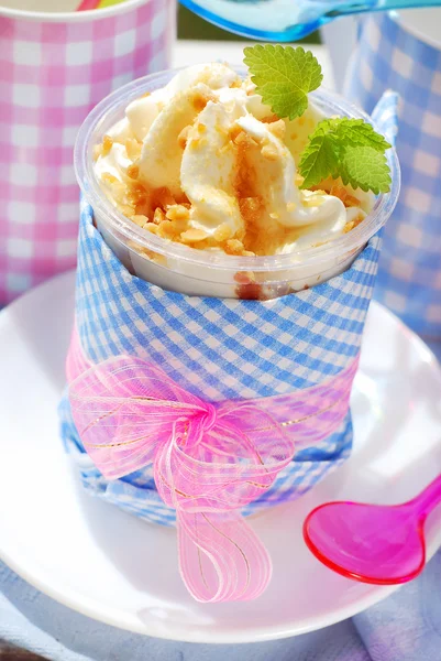 Ice cream with caramel and nuts — Stock Photo, Image
