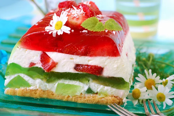 Jordgubbar och kiwi gelé tårta — Stockfoto