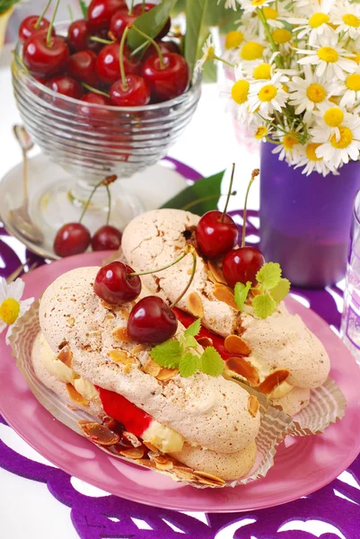 Sněhová pusinka koláče s mandlovým krémem a cherry — Stock fotografie