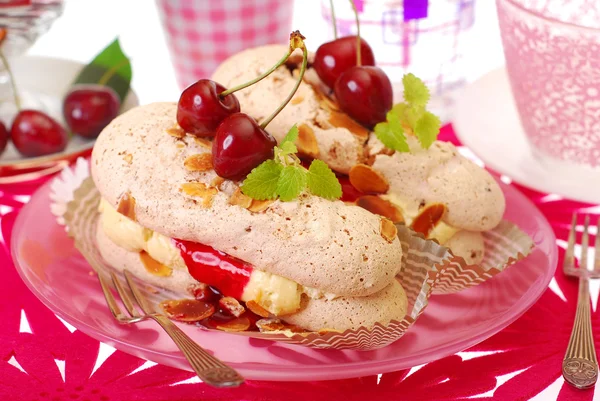 Bolos de merengue com creme de amêndoa e cereja — Fotografia de Stock