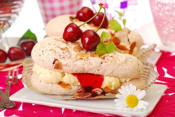 Meringue gebak met amandelroom en cherry — Stockfoto