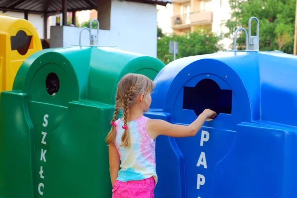 Little girl and recycling — Stock Photo, Image