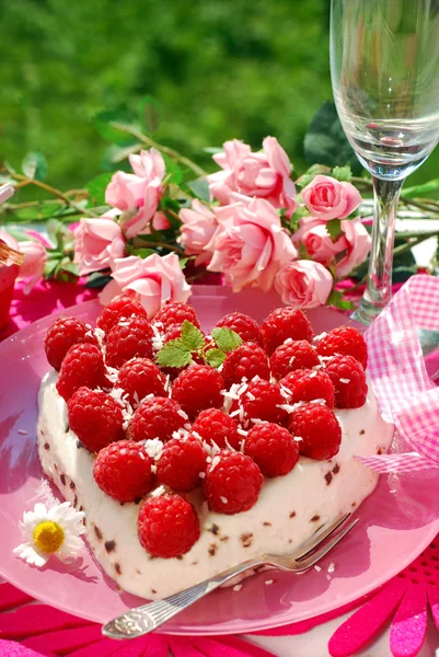 Raspberry cake in heart shape — Stock Photo, Image