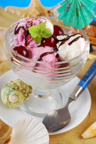 Vanilla-cherry ice cream on the beach — Stock Fotó