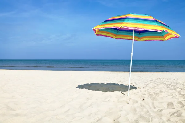 Guarda-chuva colorido praia — Fotografia de Stock