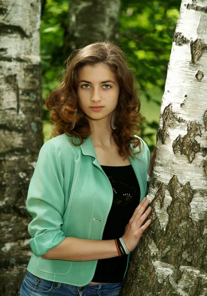 A gyönyörű lány birches közelében — Stock Fotó