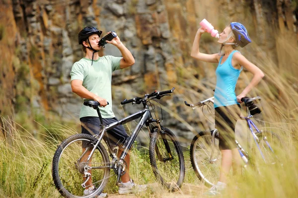 Mountain bike coppia bere — Foto Stock
