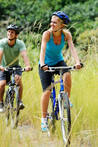 Mountainbike casal ao ar livre — Fotografia de Stock