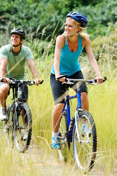 Mountainbike couple outdoors — Stock Photo, Image
