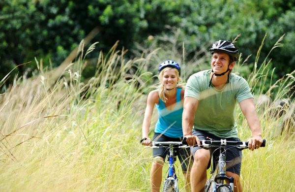 Mountainbike couple outdoors — Stock Photo, Image