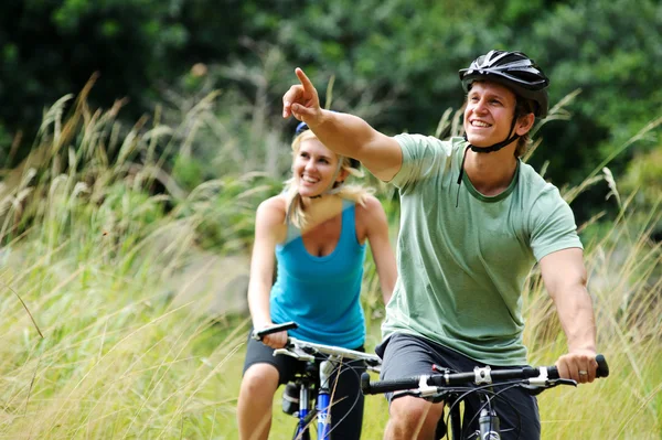 Mountainbike-Paar im Freien — Stockfoto