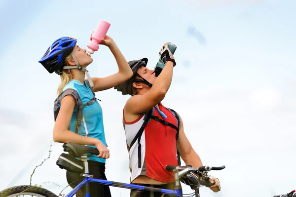 Mountainbike par drikker - Stock-foto