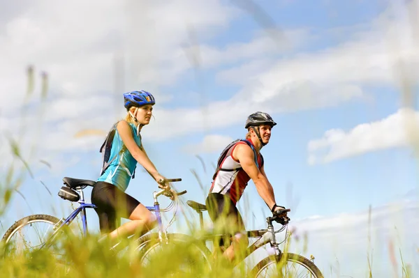 Mountainbike casal ao ar livre — Fotografia de Stock