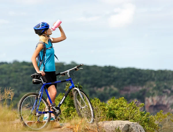 Mountain bike ragazza bere — Foto Stock