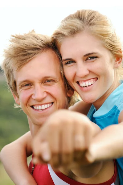 Lachende vreugde gelukkige blonde paar — Stockfoto