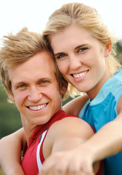 Sorrindo alegria feliz casal loiro — Fotografia de Stock