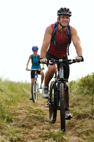 Mountainbike pár-kültéri — Stock Fotó