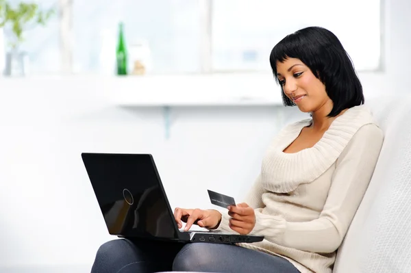 Kvinna att göra online-bokningar — Stockfoto