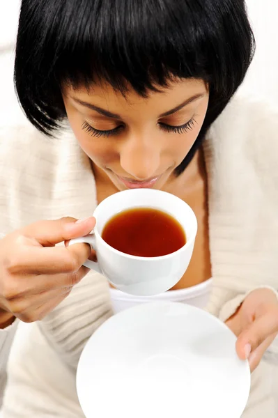 Mladá žena s čajem — Stock fotografie