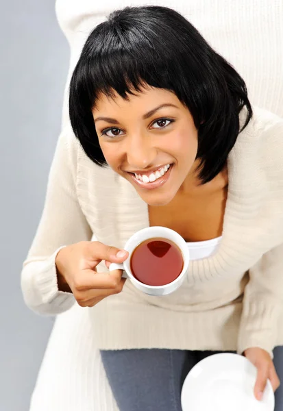 Красивая женщина с чаем — стоковое фото