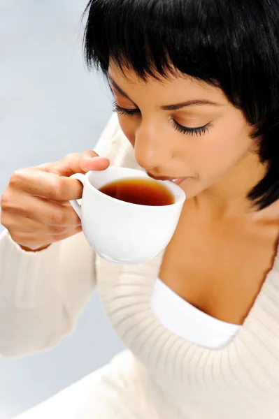 喝茶的年轻女人 — 图库照片