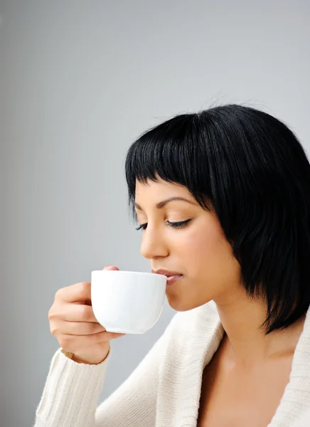 Frau trinkt Tee — Stockfoto