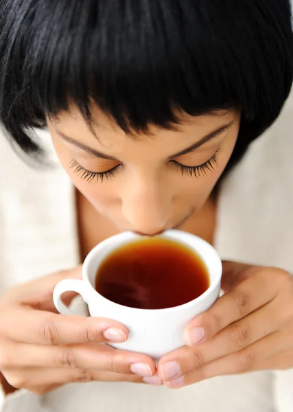 Femme buvant du thé — Photo
