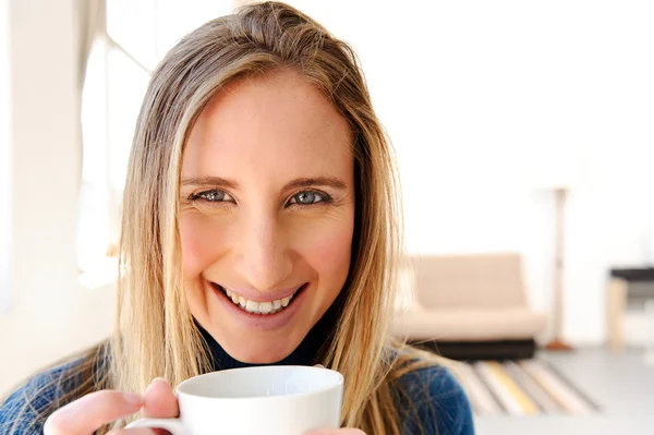 Wanita bahagia dengan kopi — Stok Foto