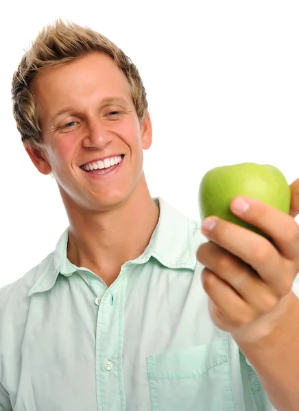 Schöner junger Mann mit einem Apfel in der Hand — Stockfoto