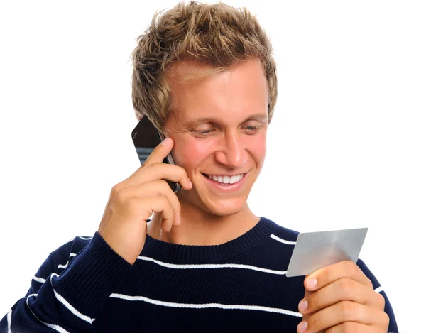 Uomo attraente che legge il numero della carta di credito — Foto Stock
