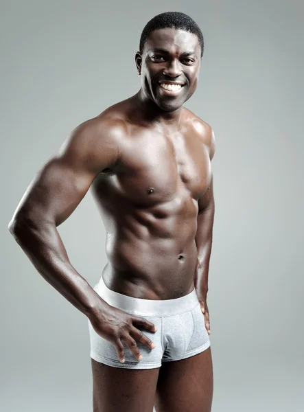 Gut aussehender muskulöser Mann — Stockfoto
