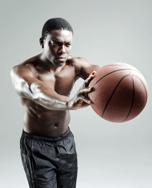 Intensiver Basketballspieler — Stockfoto