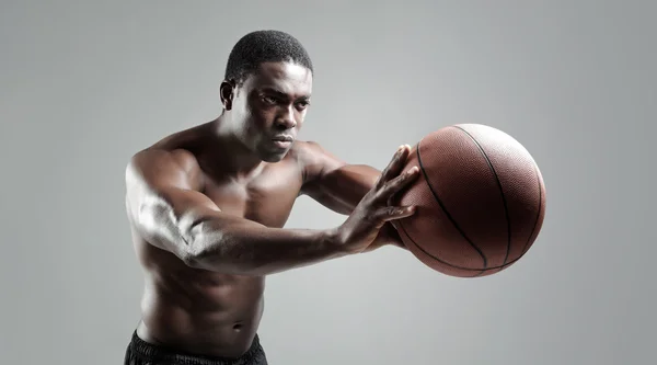 Jugador de baloncesto intenso — Foto de Stock