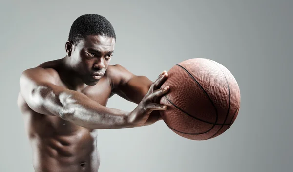 Интенсивный баскетболист — стоковое фото
