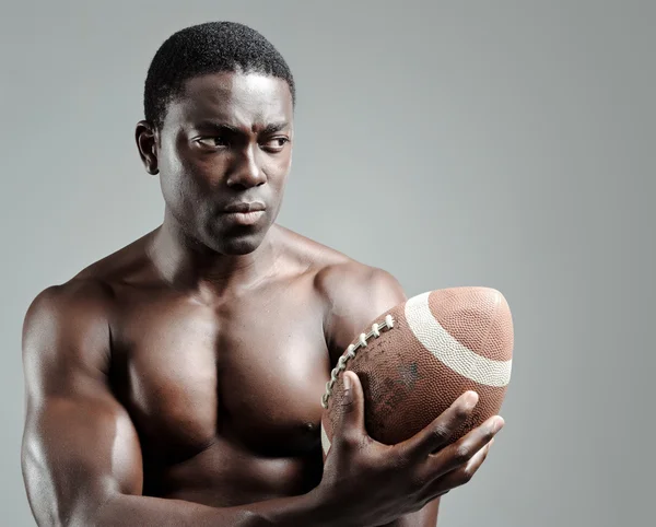 Muskulös amerikansk fotbollsspelare — Stockfoto