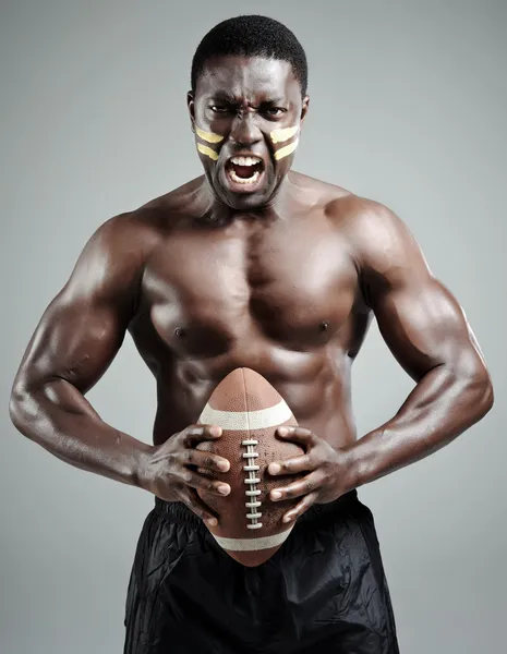 Jogador de futebol americano bem construído — Fotografia de Stock