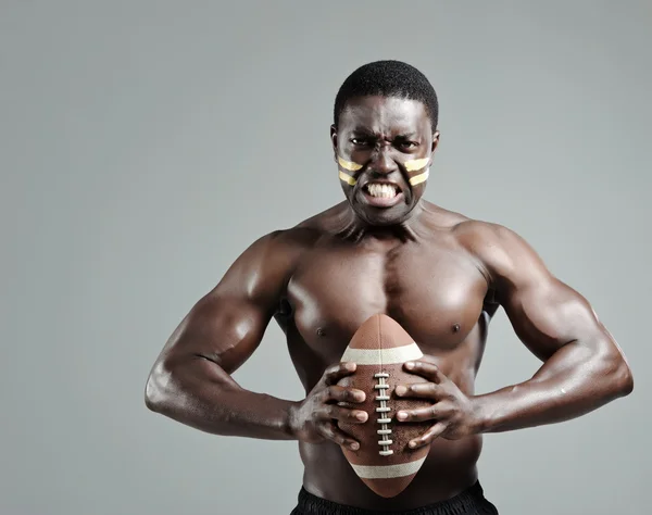 Muskulös amerikansk fotbollsspelare — Stockfoto