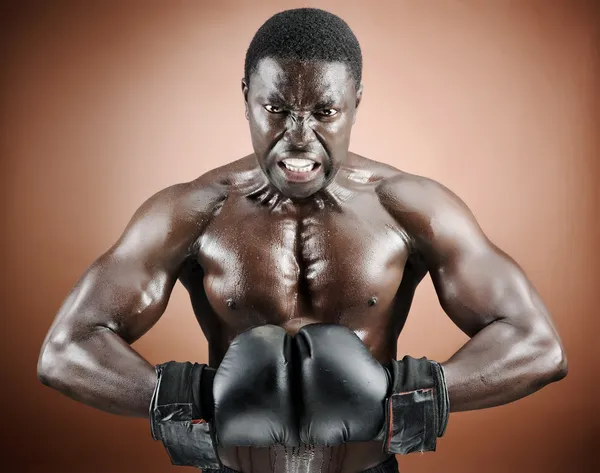 Muskulöser Boxer mit intensiven Emotionen — Stockfoto