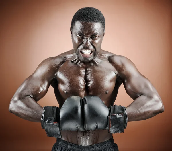 Boxer muscular com emoção intensa — Fotografia de Stock