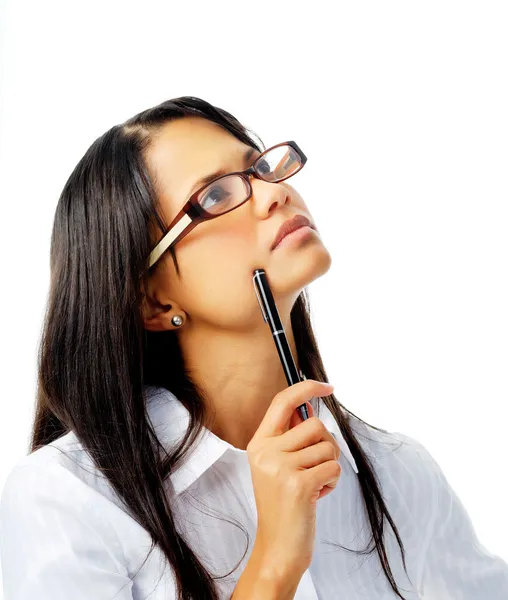 Mulher hispânica com óculos pensando com caneta — Fotografia de Stock
