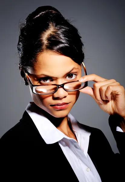 Asiatisk kvinna i kostym med glasögon — Stockfoto