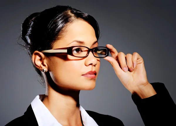 Jonge professionele aanraken haar bril — Stockfoto