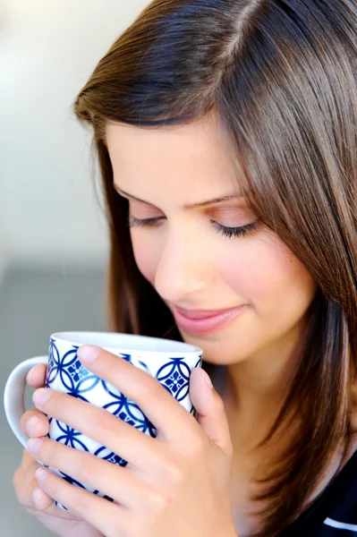Rosto de mulher com café — Fotografia de Stock