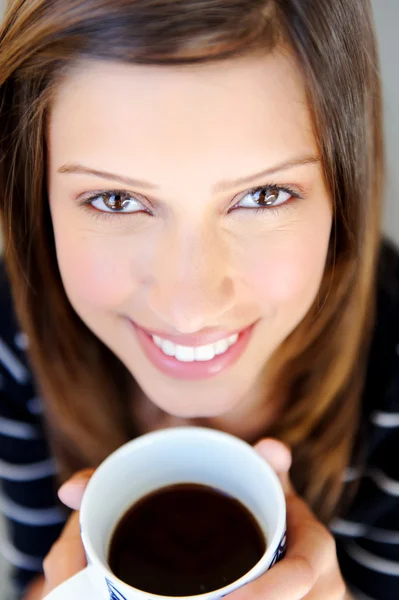 Borstbeeld van vrouw met koffie — Stockfoto